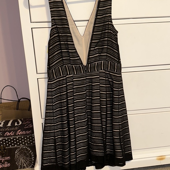 BCBG DRESS - Picture 4 of 8